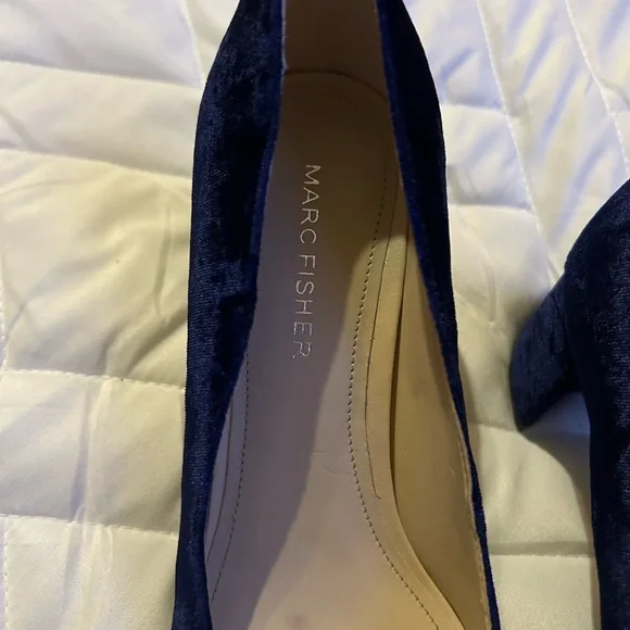 Womens Marc Fisher velvet pumps, NAVY, sz 6 - Picture 4 of 4